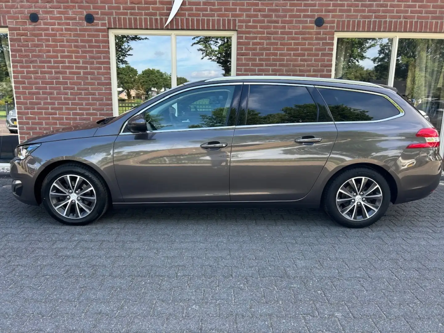 Peugeot 308 SW 1.2 PureT.Blue L. Pr NIEUWE APK + D-RIEM / CAME Grijs - 2