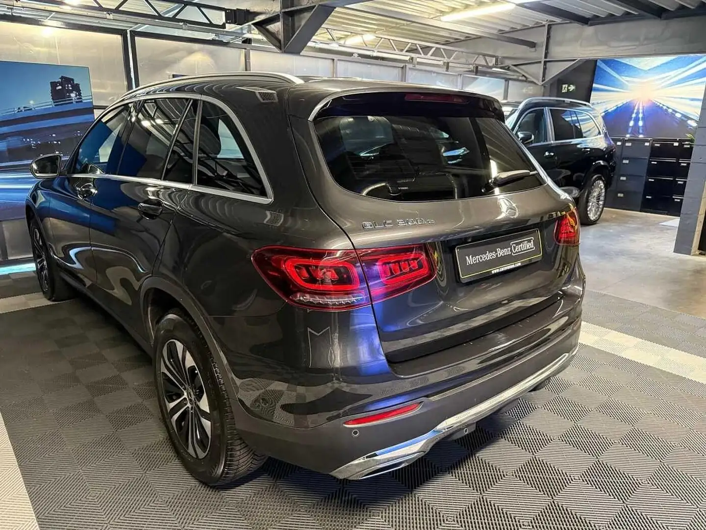 Mercedes-Benz GLC 300 e 4MATIC Gris - 2
