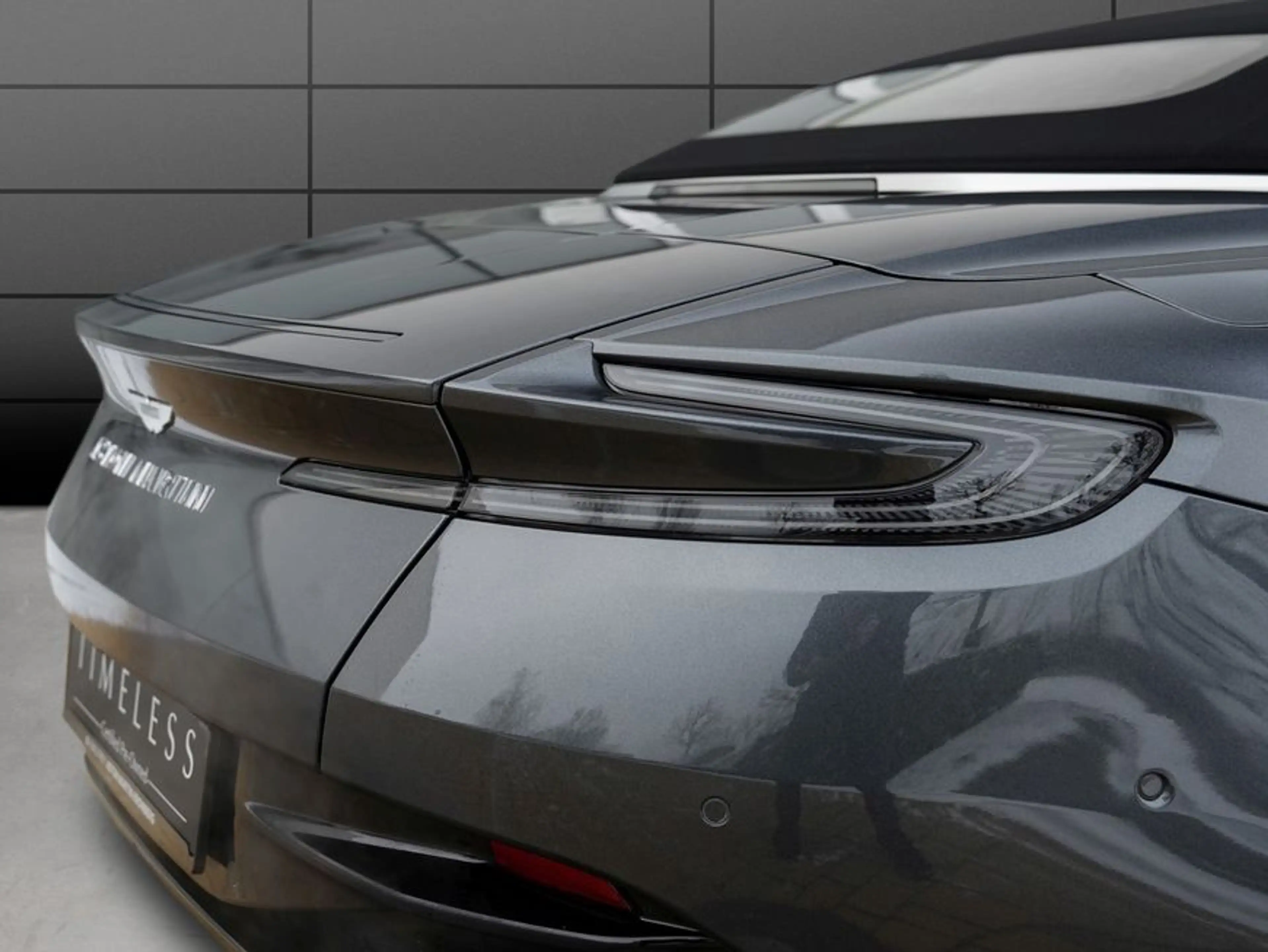 Aston Martin DB12 Volante — photo 8