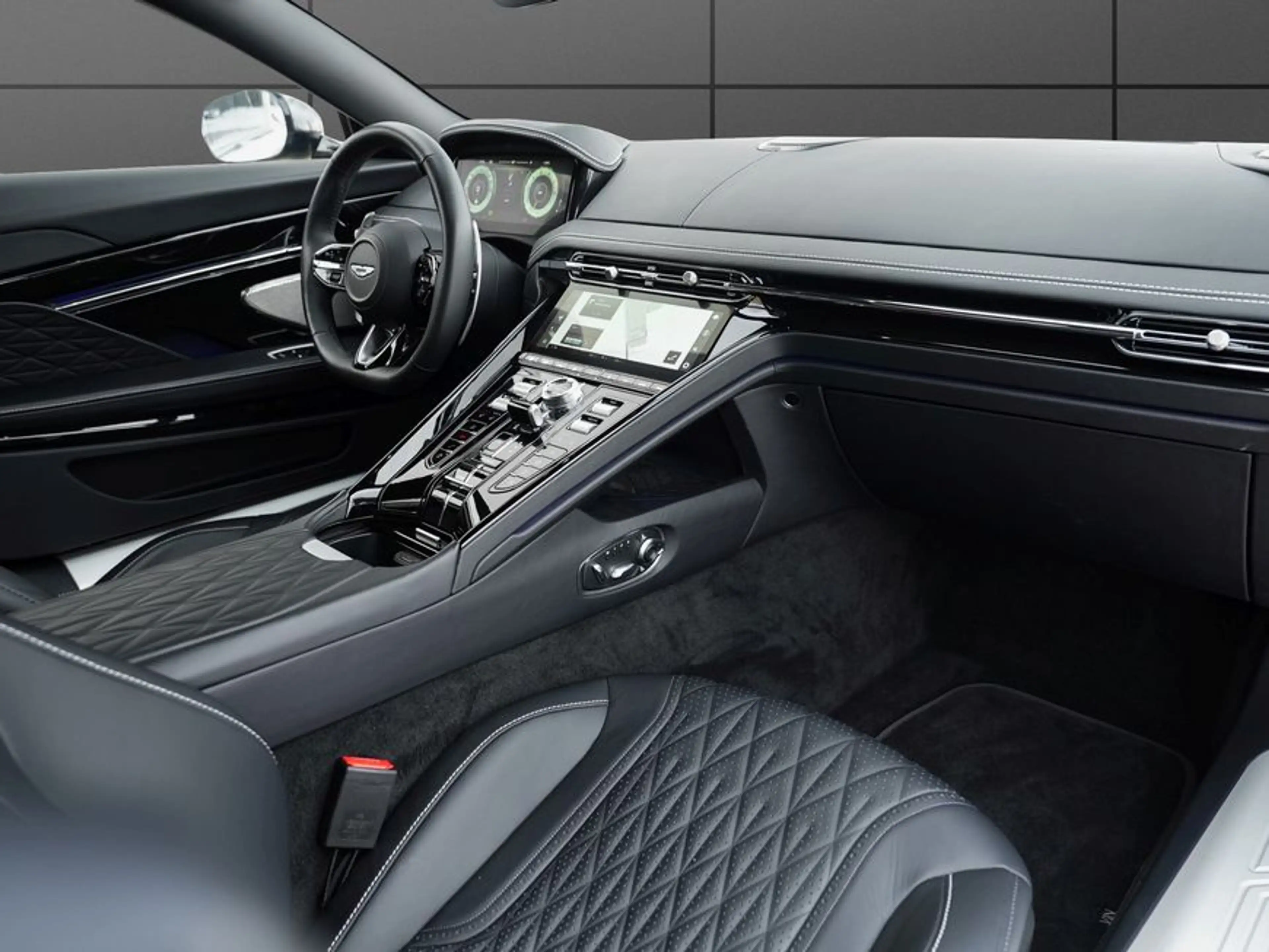 Aston Martin DB12 Volante — photo 10