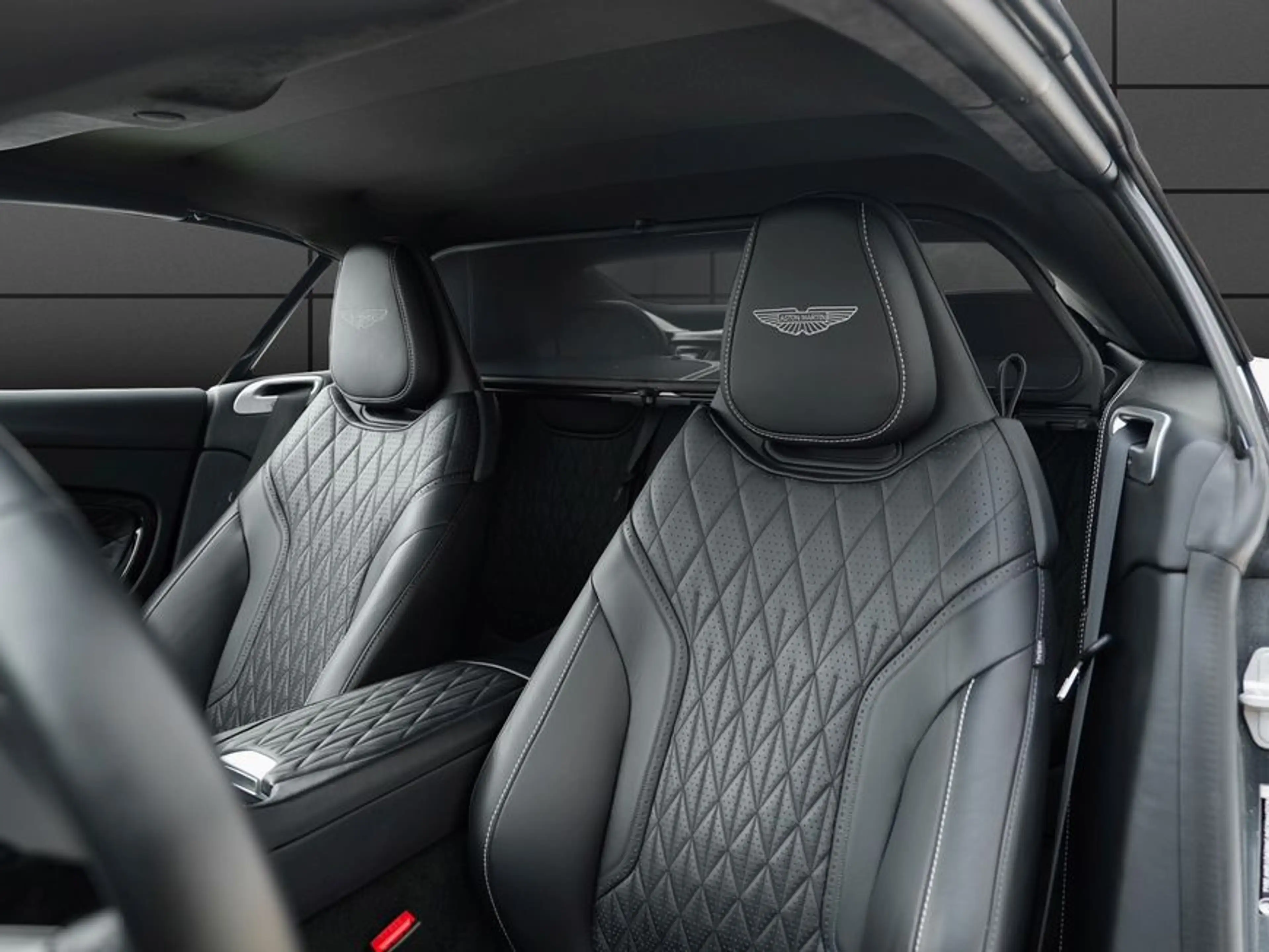 Aston Martin DB12 Volante — photo 12