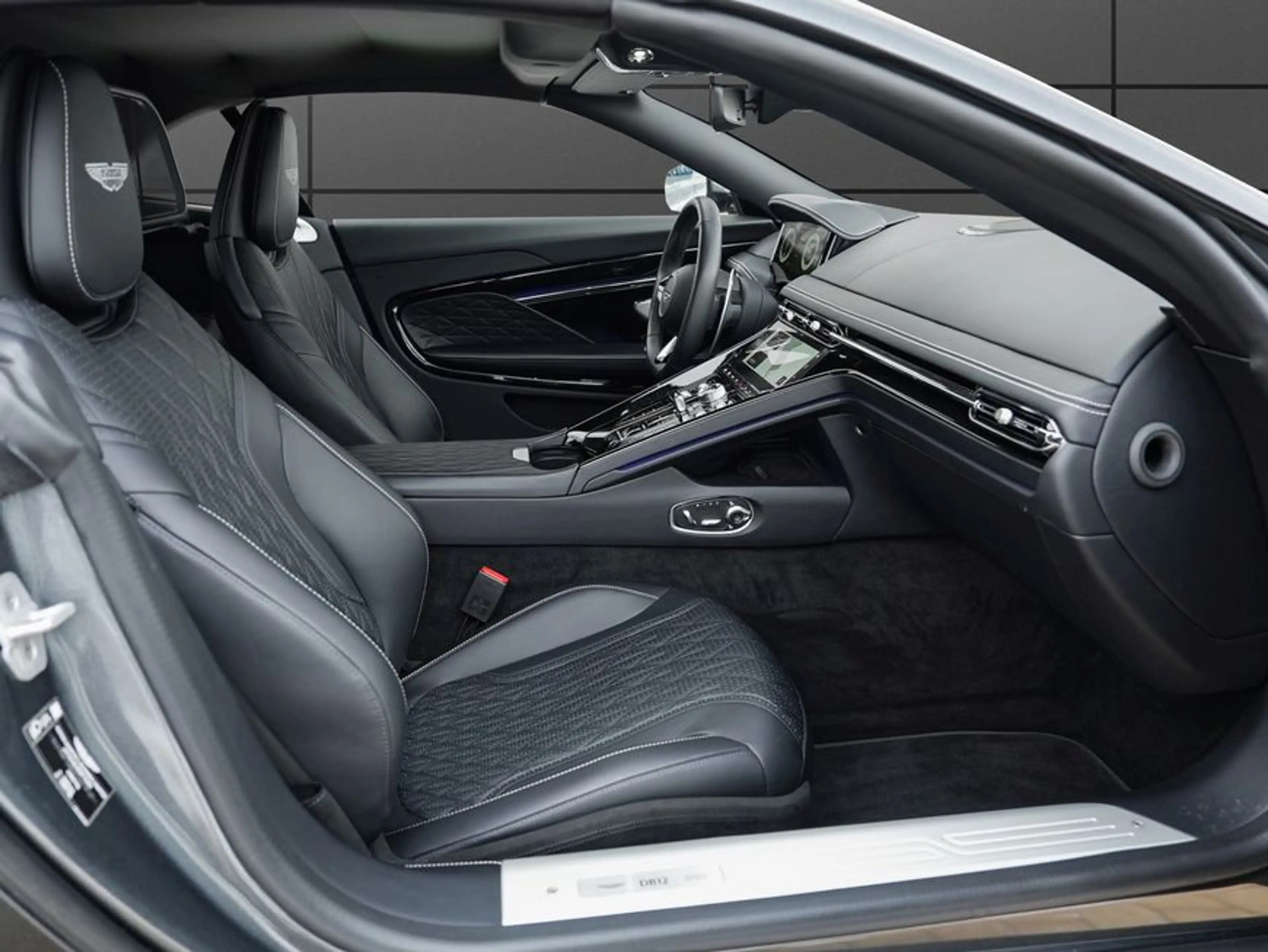 Aston Martin DB12 Volante — photo 13