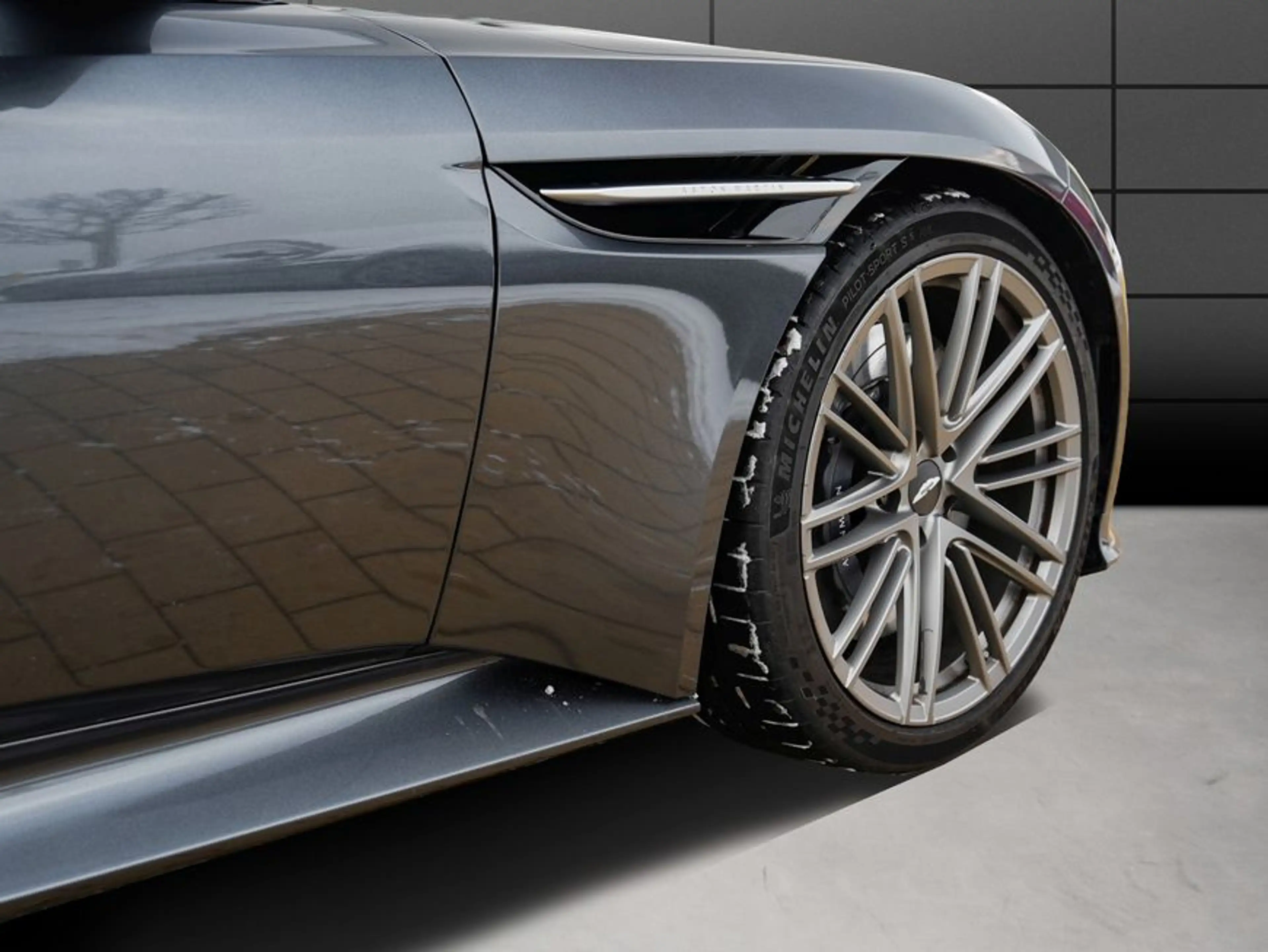 Aston Martin DB12 Volante — photo 9