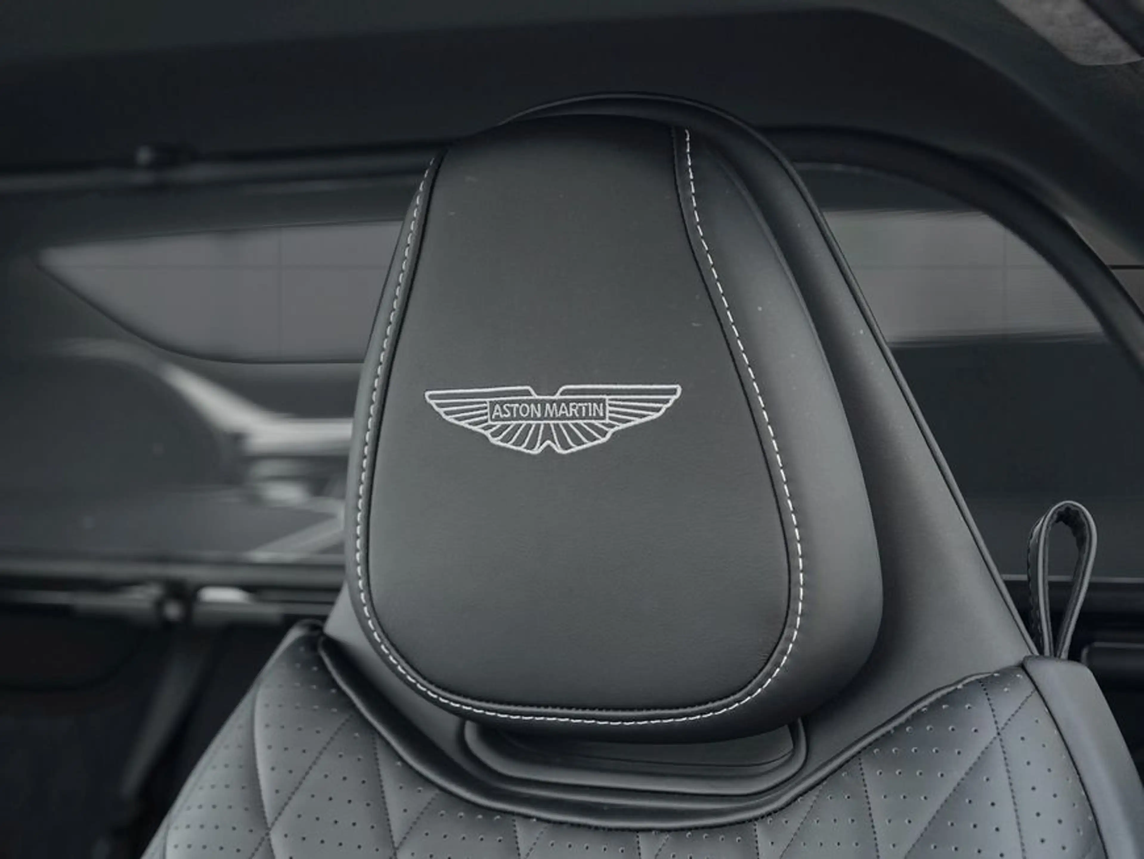 Aston Martin DB12 Volante — photo 5
