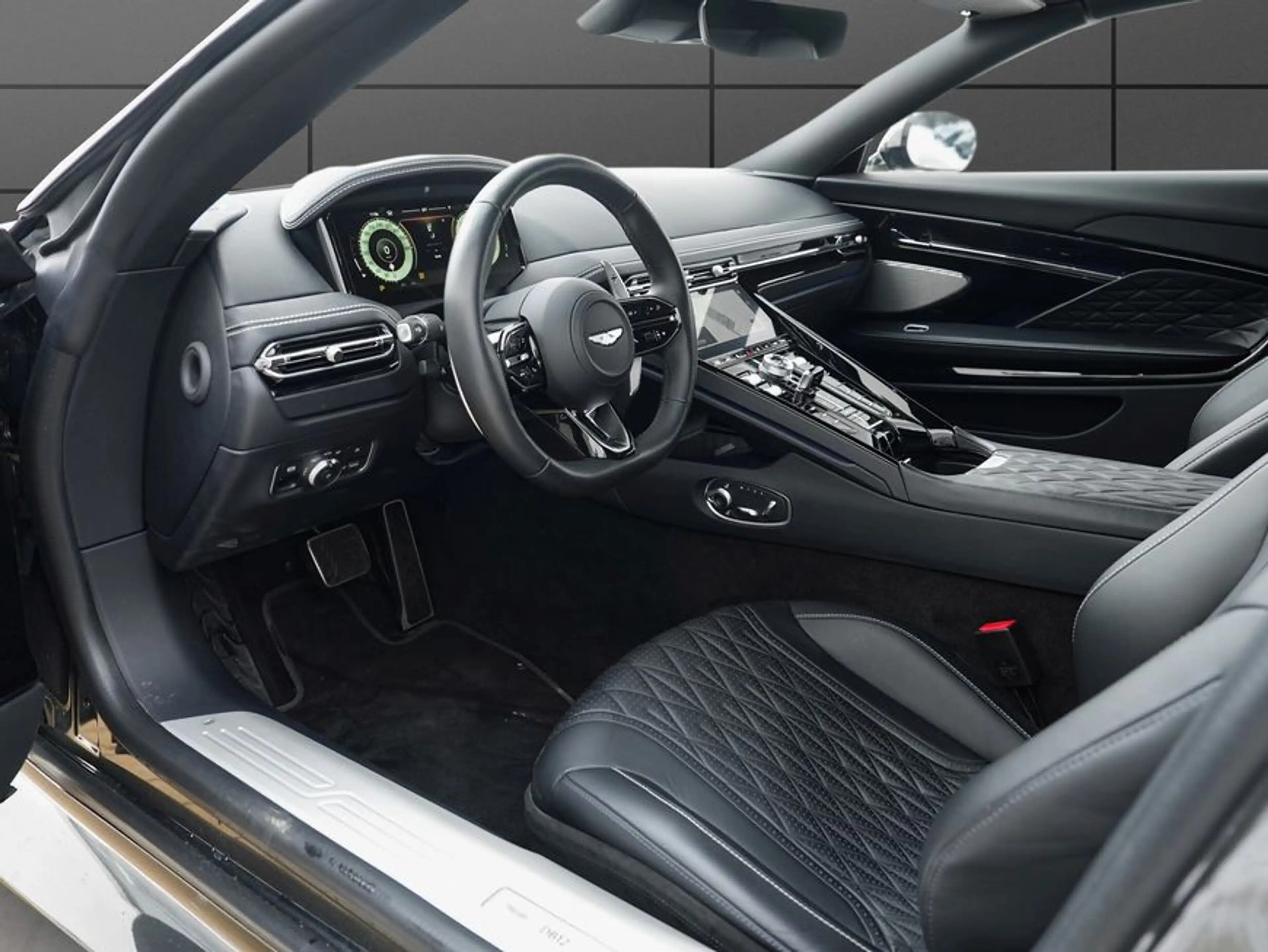 Aston Martin DB12 Volante — photo 11