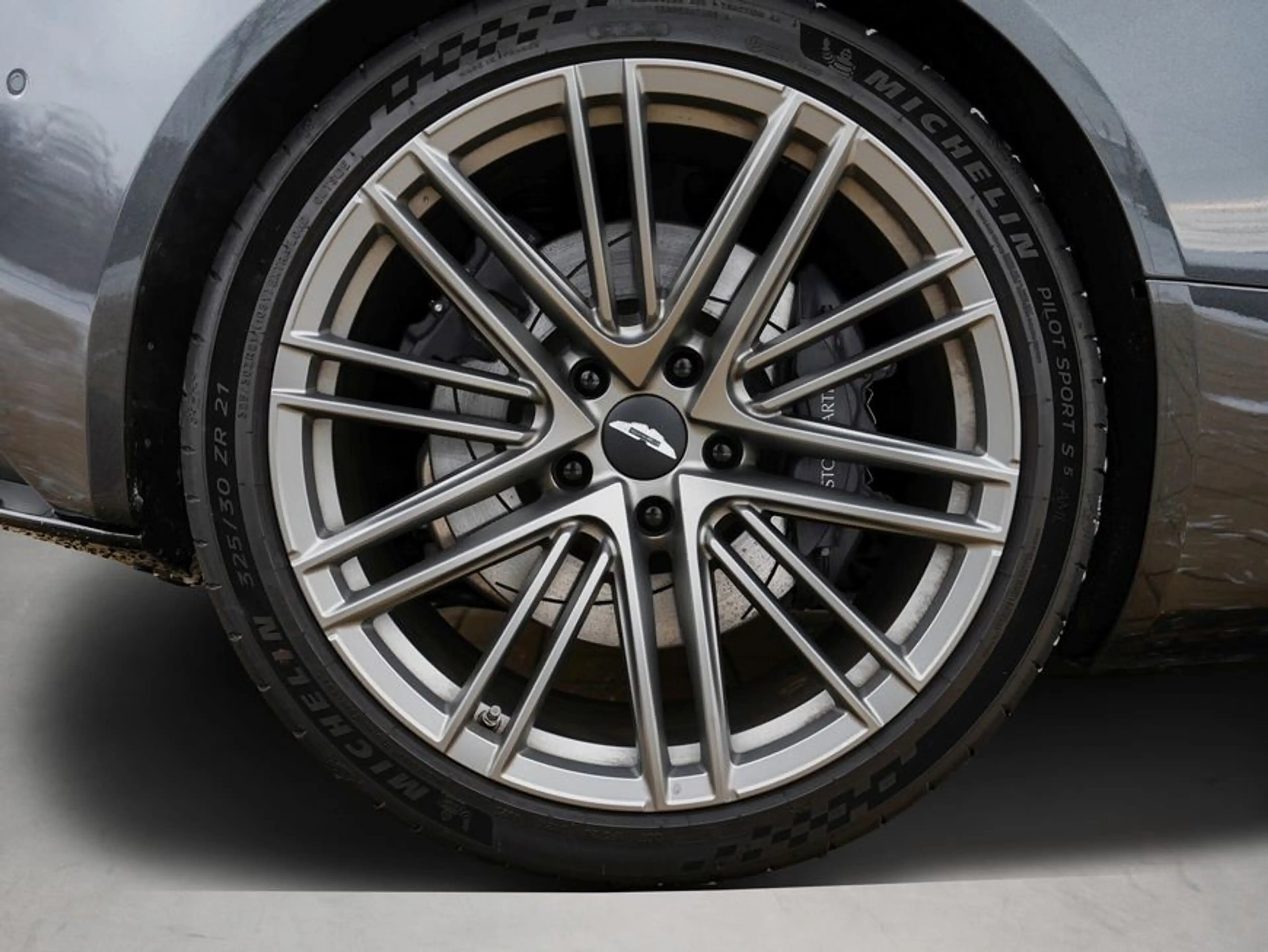 Aston Martin DB12 Volante — photo 4