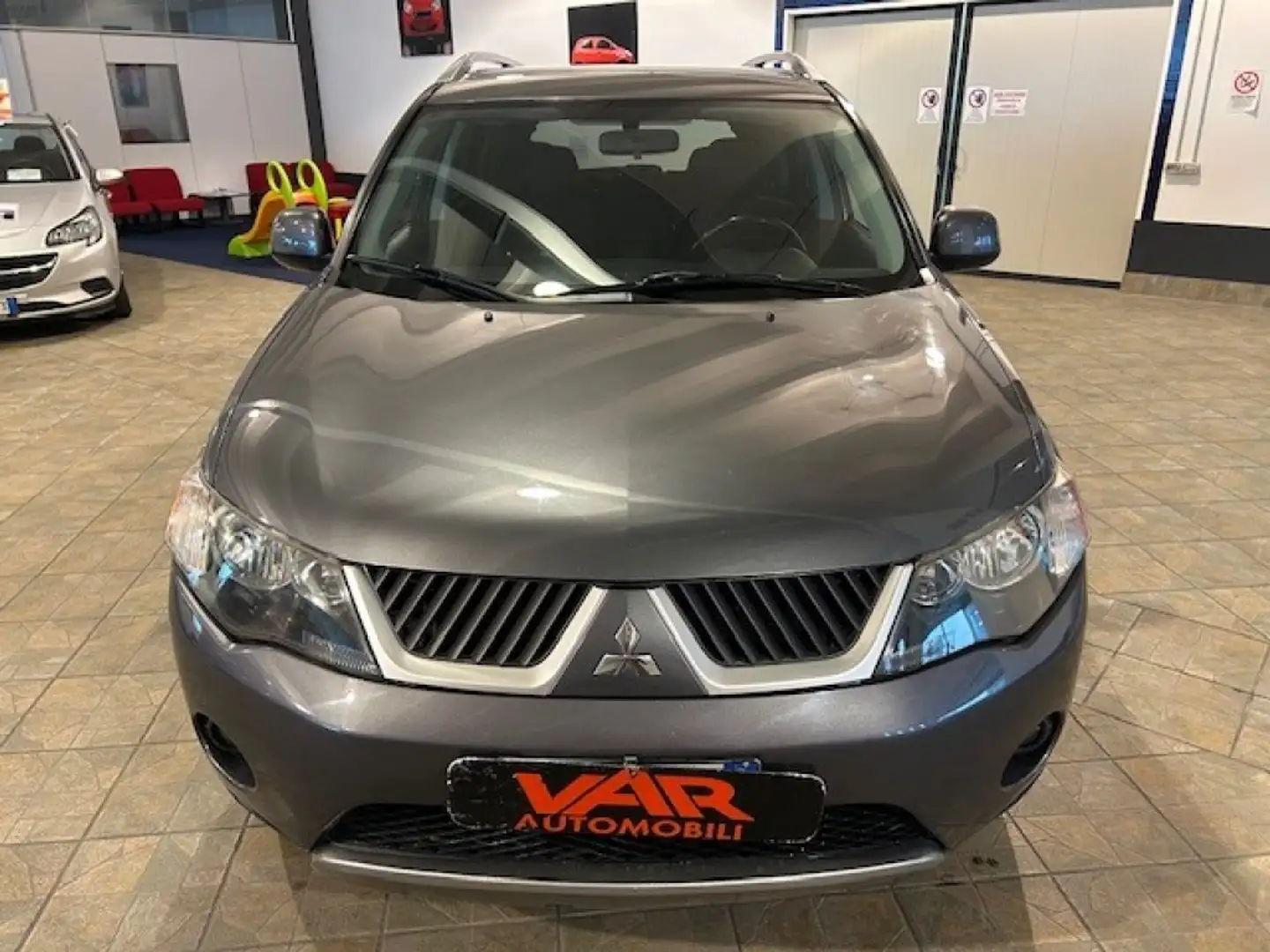Mitsubishi Outlander 2.0 DI-D "7POSTI" 4WD "NEOPATENTATI" Grau - 2