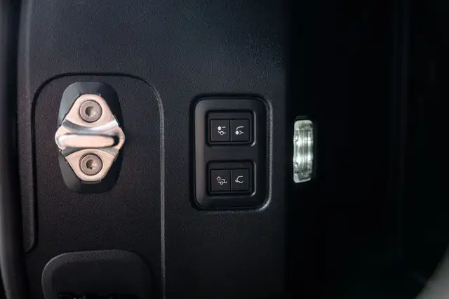 Land Rover Defender view 30