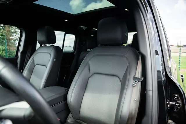 Land Rover Defender view 26