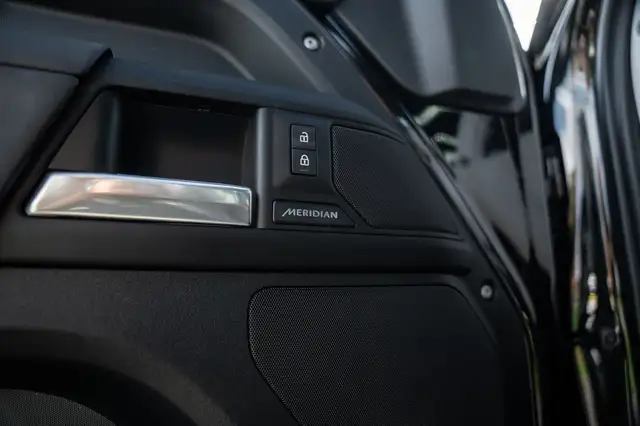 Land Rover Defender view 29
