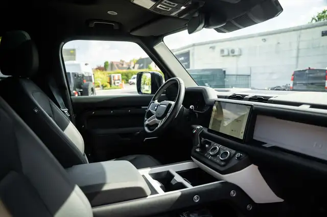 Land Rover Defender view 22