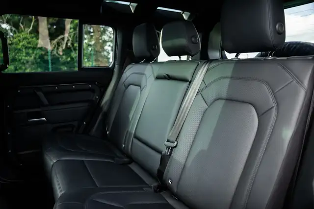 Land Rover Defender view 25
