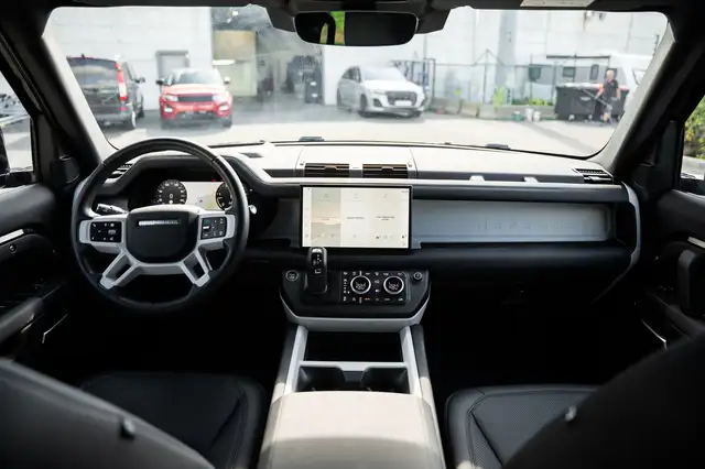Land Rover Defender view 19
