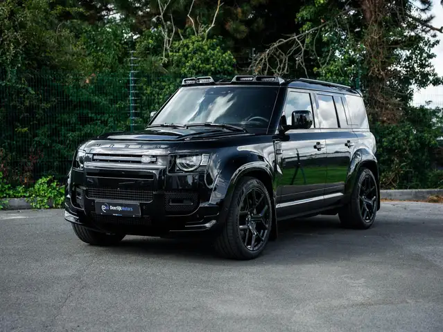 Land Rover Defender view 3
