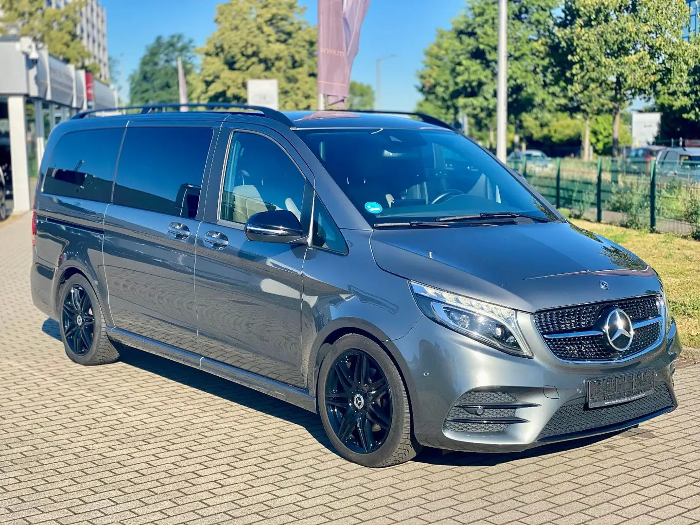 Mercedes-Benz V 300 d Lang 4Matic Exclusive AMG Night Pano AHK Grau - 2
