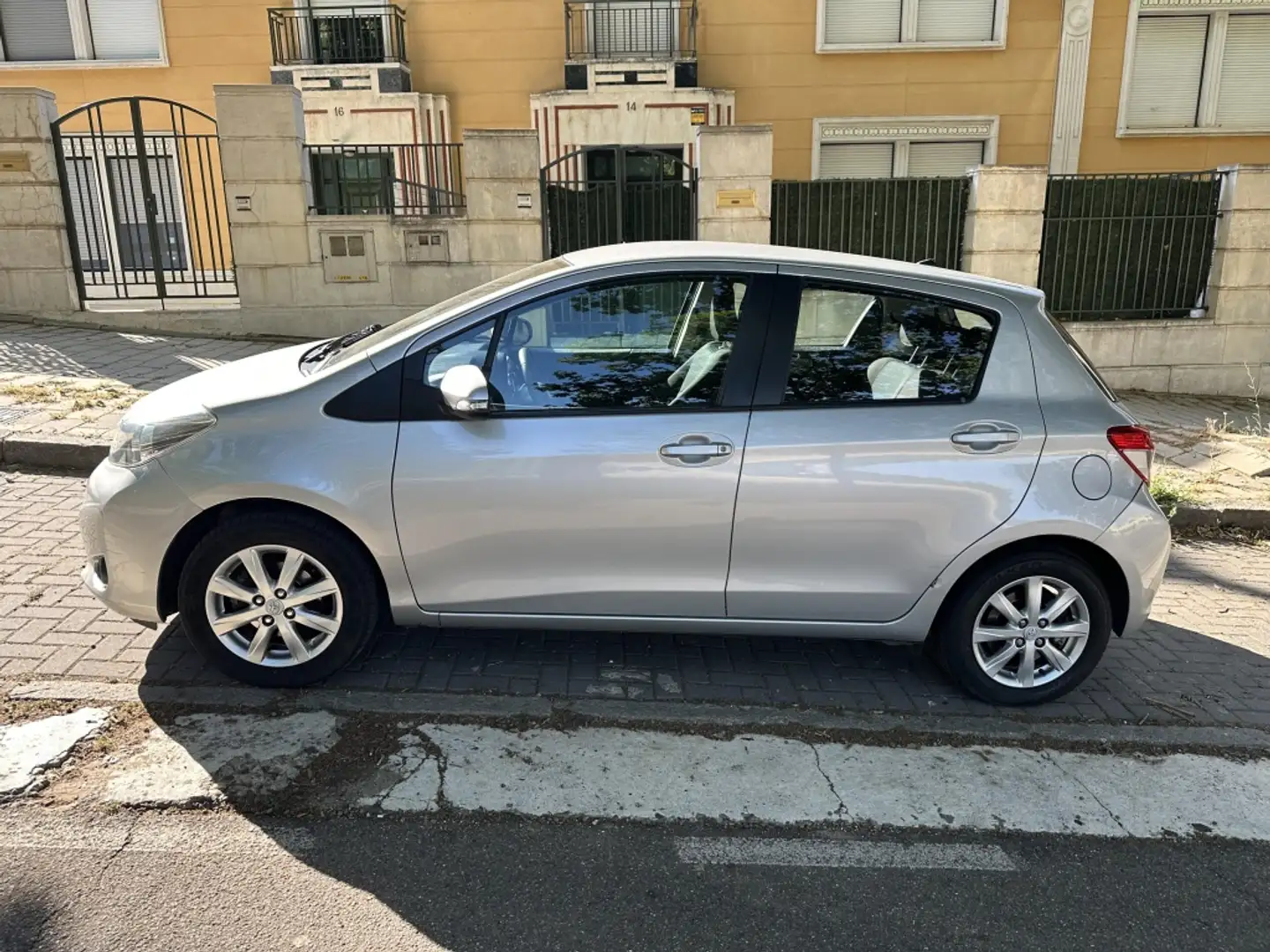 Toyota Yaris 1.0 Active Grau - 2