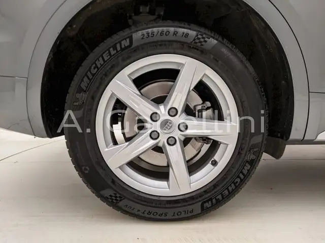Audi Q5 view 10