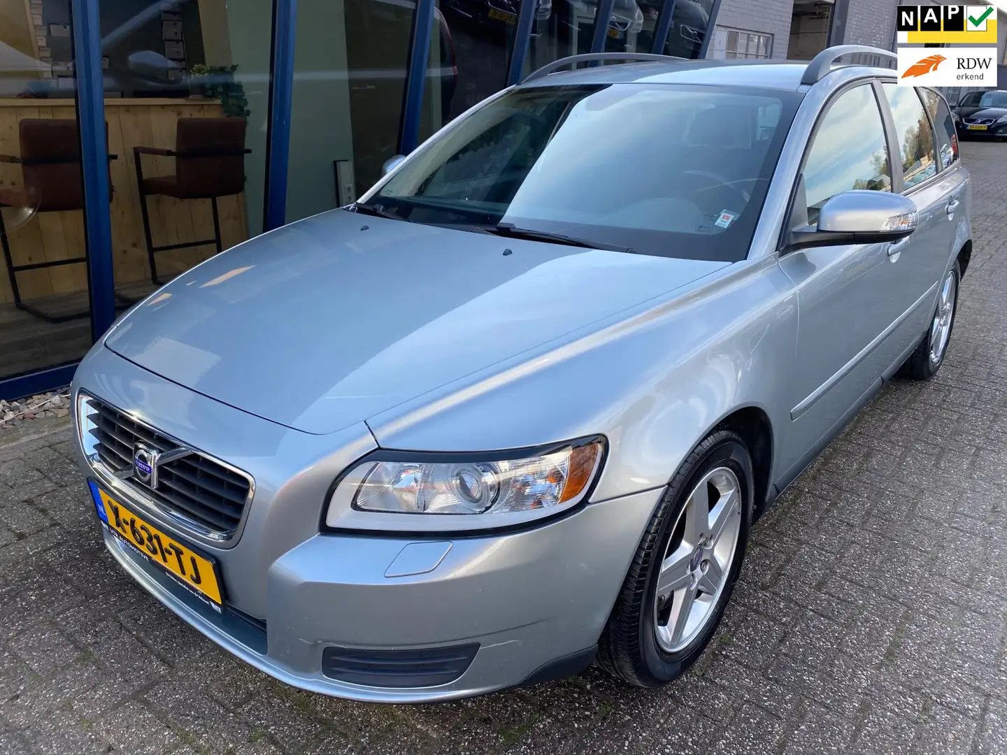 Volvo V50 2.4 Kinetic Automaat / Youngtimer Grijs - 1