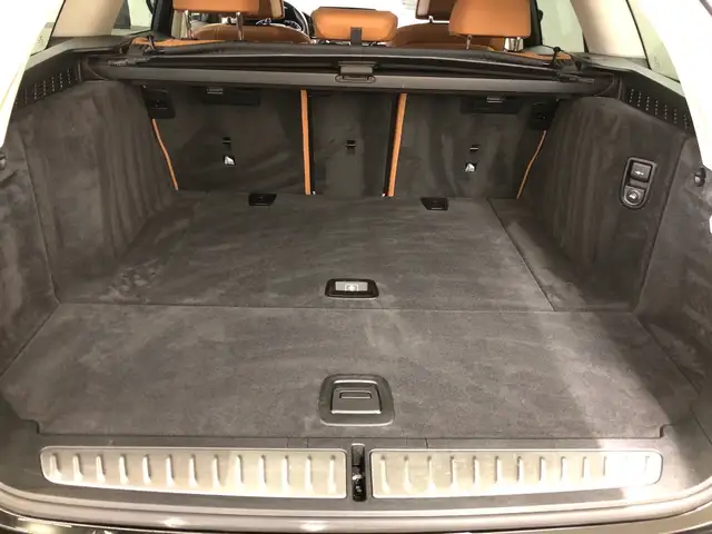 BMW 5 Series view 11