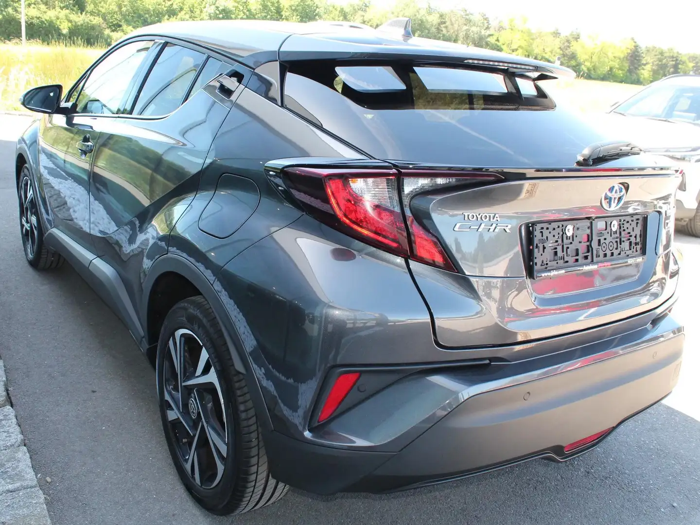 Toyota C-HR 1,8 VVT-i Hybrid Aut. Anniversary Edition Grau - 2