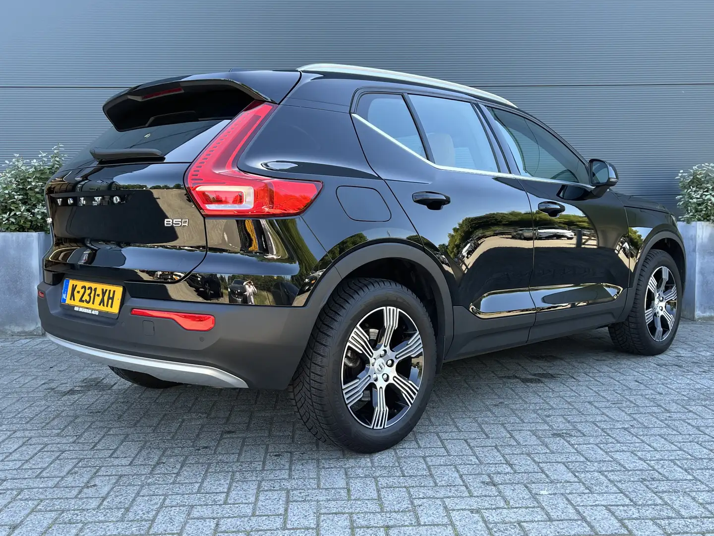 Volvo XC40 2.0 B5 AWD Inscription | Pilot Assist | Trekhaak | Zwart - 2