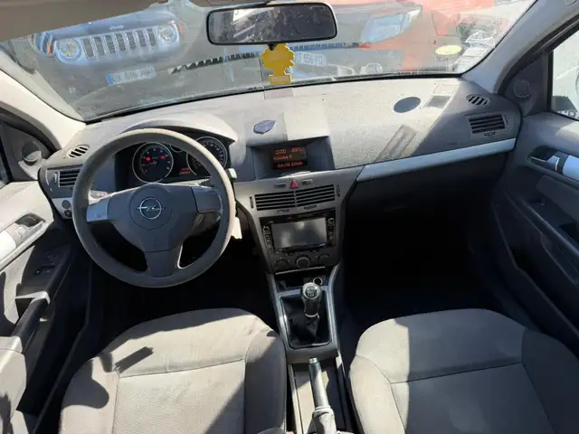 Opel Astra view 7