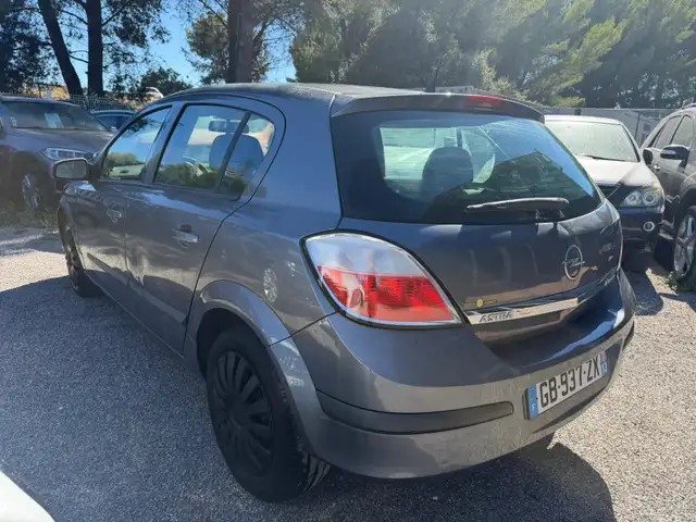 Opel Astra view 3