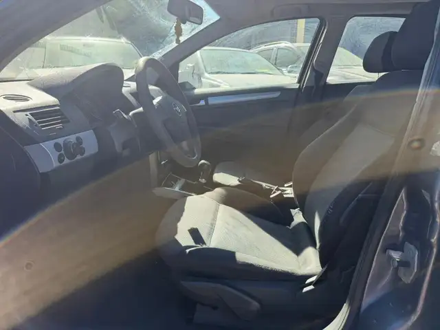 Opel Astra view 8