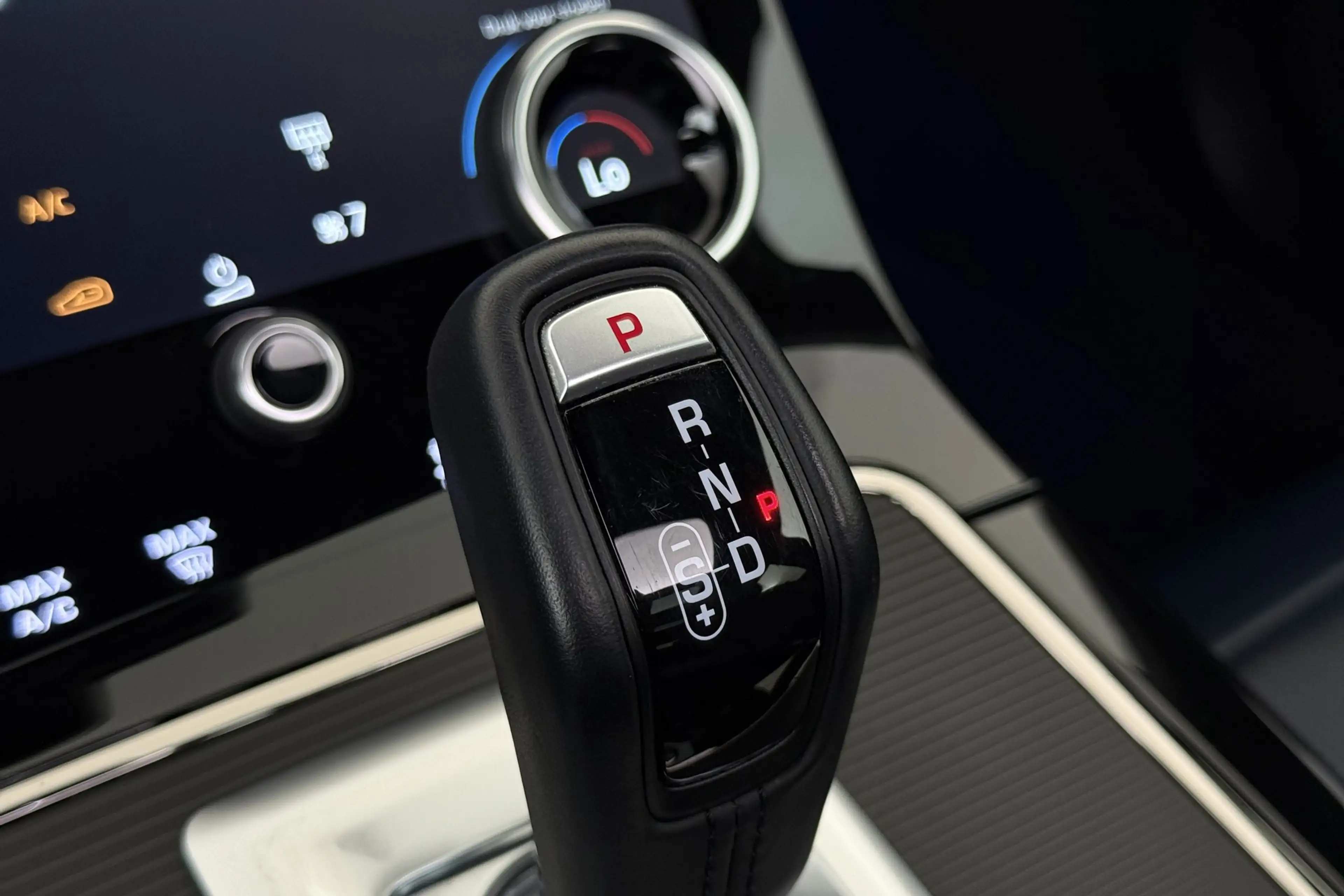 Land Rover Range Rover Evoque P300e PHEV 1.5i + A/T + GPS + LEDER + CAMERA + PDC — photo 12