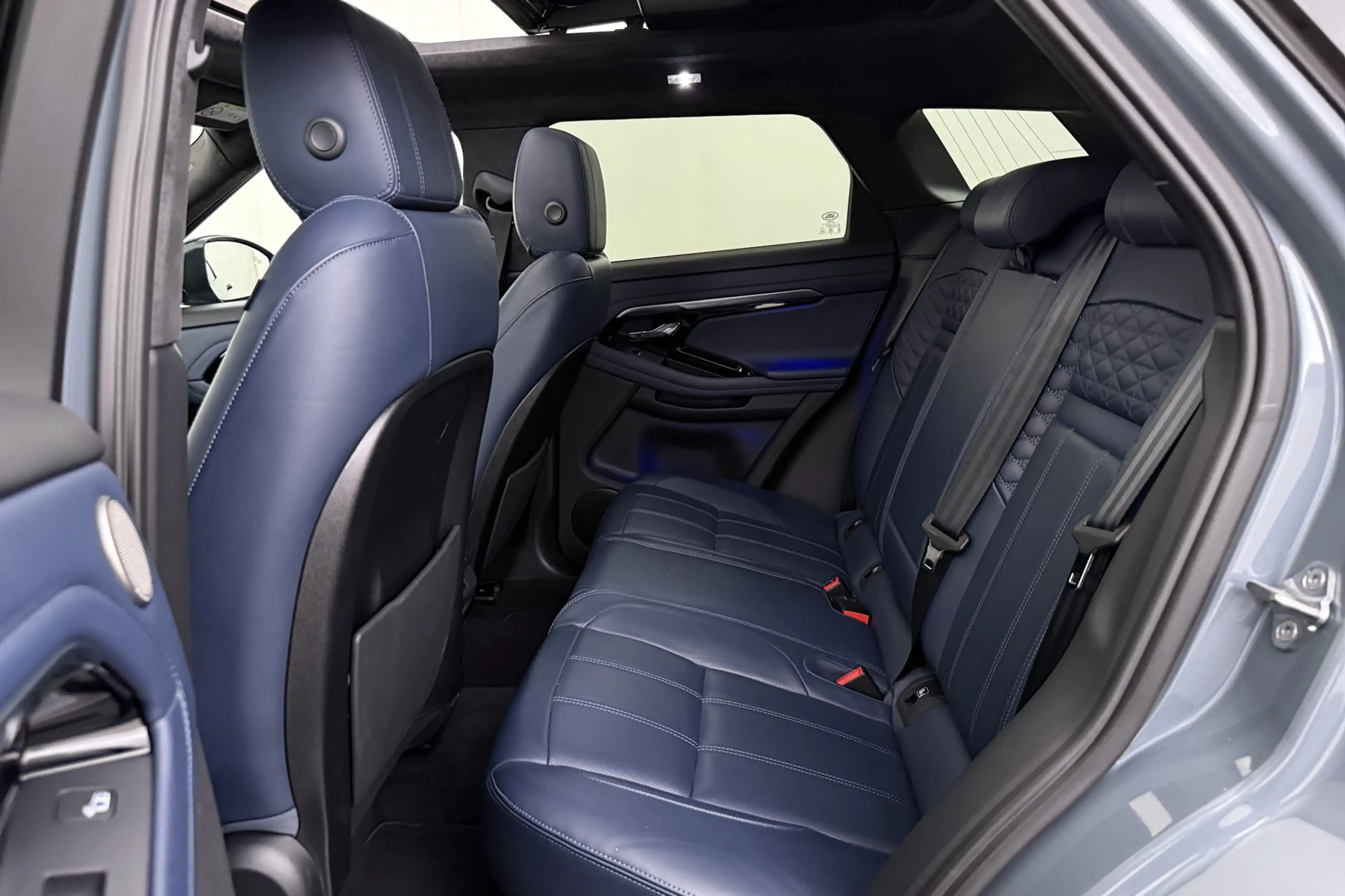 Land Rover Range Rover Evoque P300e PHEV 1.5i + A/T + GPS + LEDER + CAMERA + PDC — photo 13