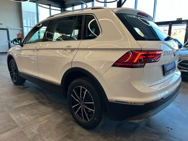 Volkswagen Tiguan view 4