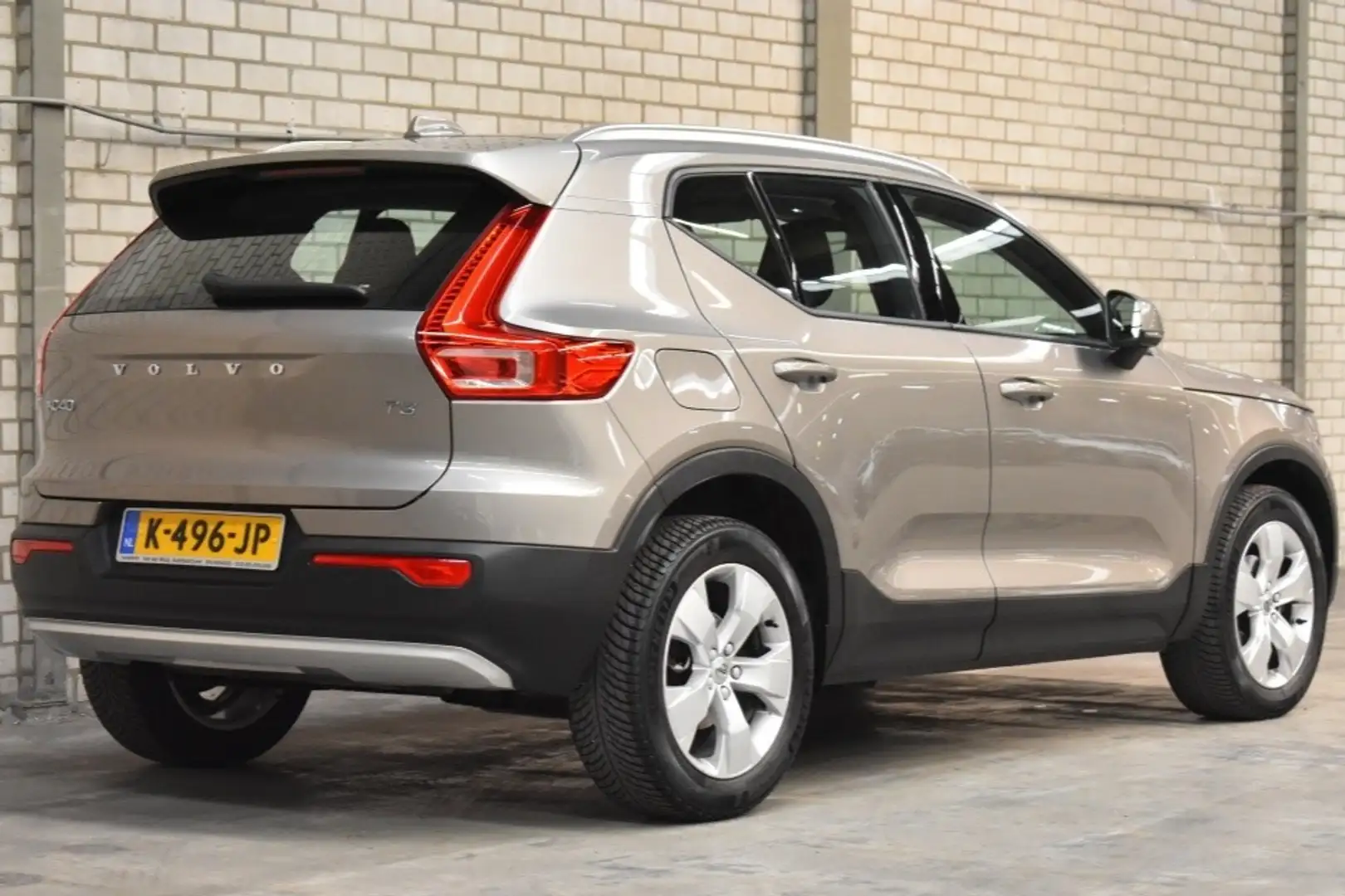 Volvo XC40 T3 163PK Business Pro | BLIS | DAB | Pilot Assist Grijs - 2