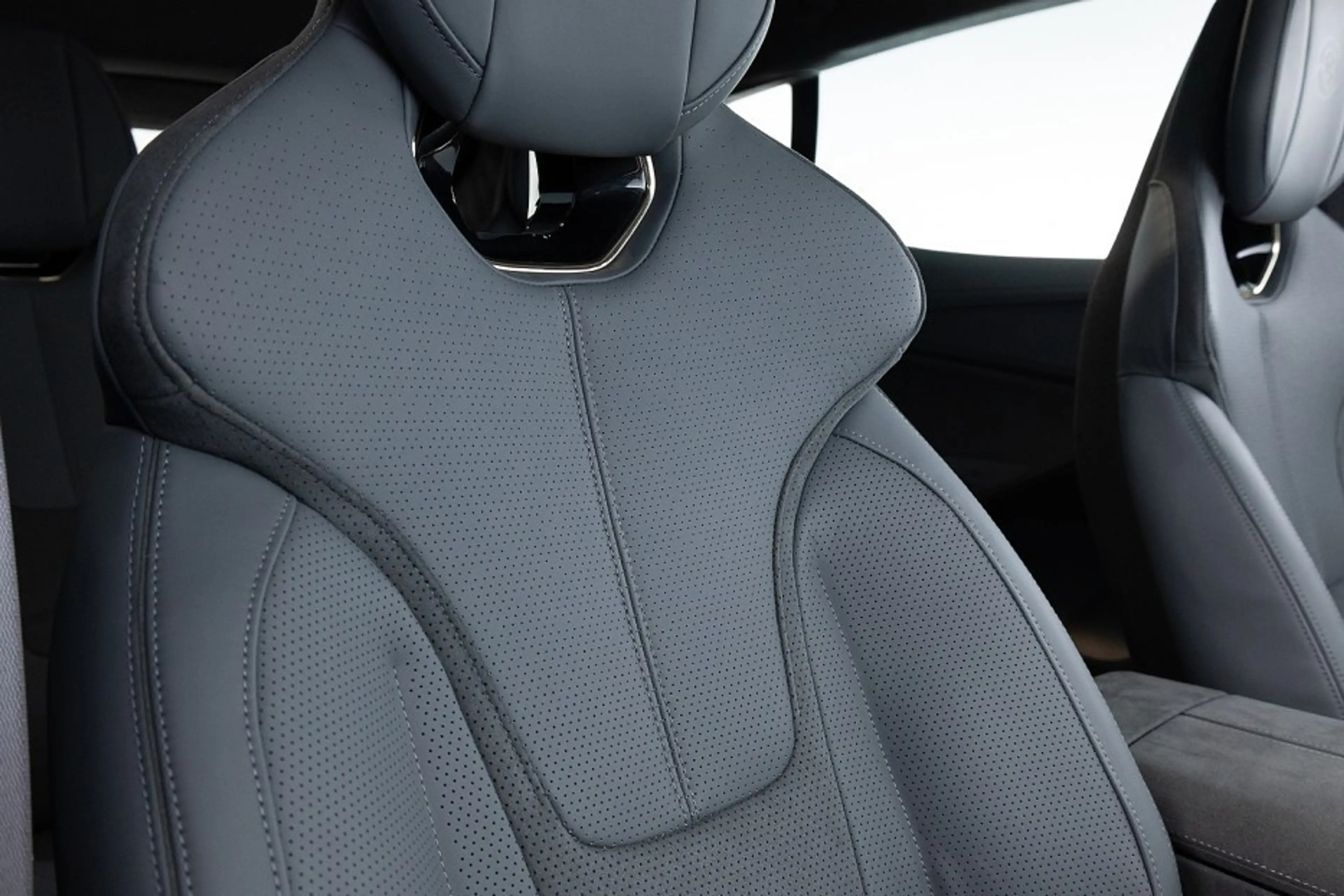 Lotus Eletre EDS 450 S 4WD Executive Seat 112 kWh | PANORAMADAK — photo 11