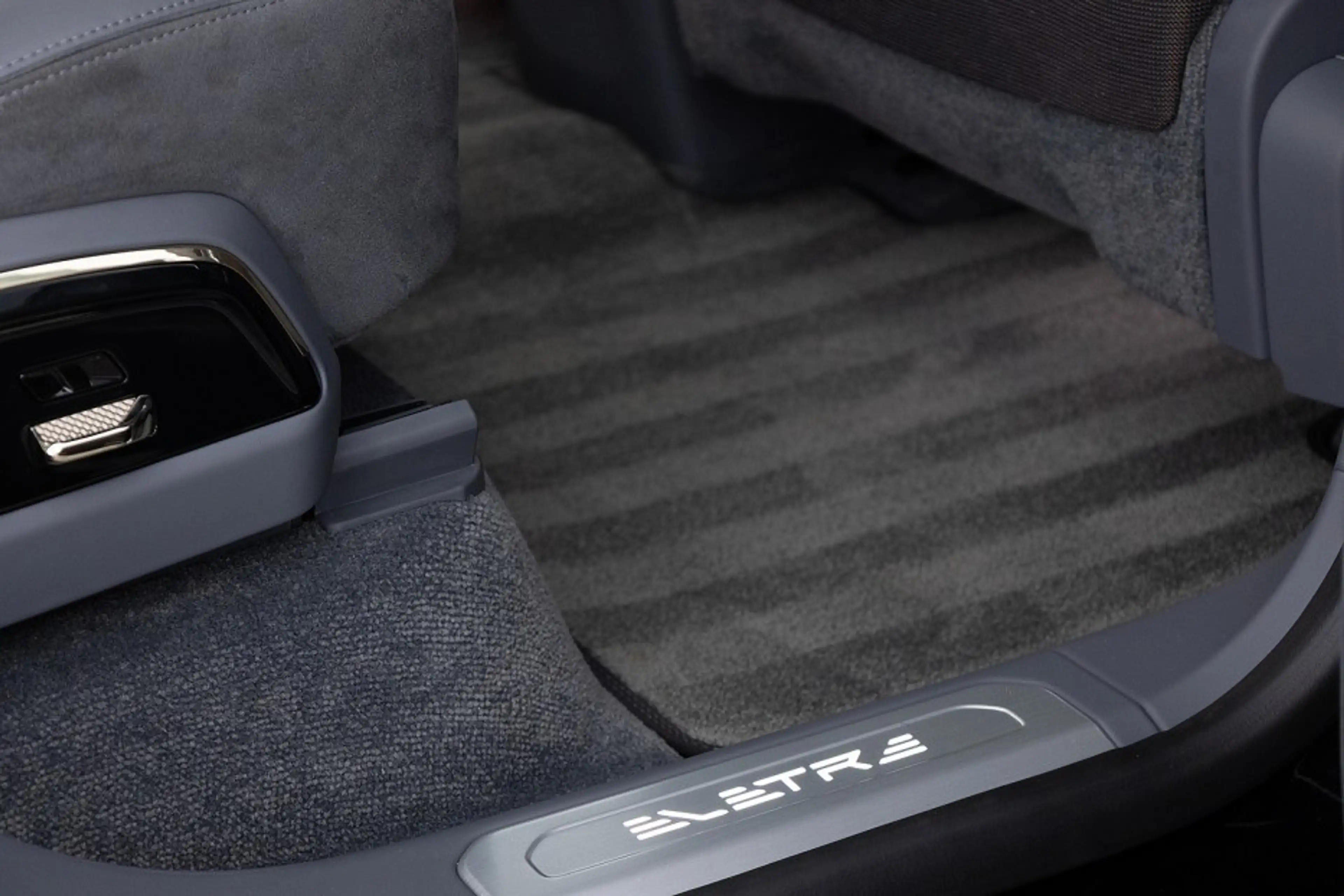Lotus Eletre EDS 450 S 4WD Executive Seat 112 kWh | PANORAMADAK — photo 23