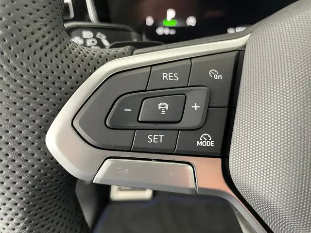 Volkswagen Touareg view 14