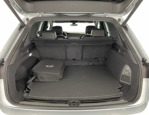 Volkswagen Touareg view 7