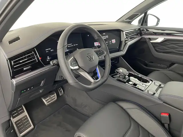 Volkswagen Touareg view 8