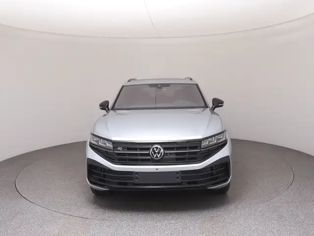 Volkswagen Touareg view 3