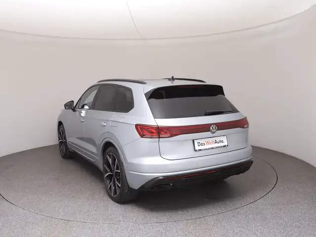 Volkswagen Touareg view 5