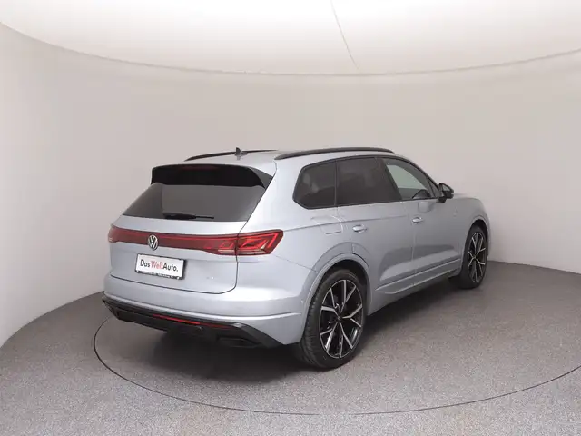 Volkswagen Touareg view 4