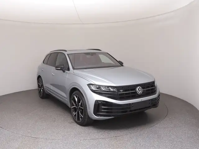 Volkswagen Touareg view 2