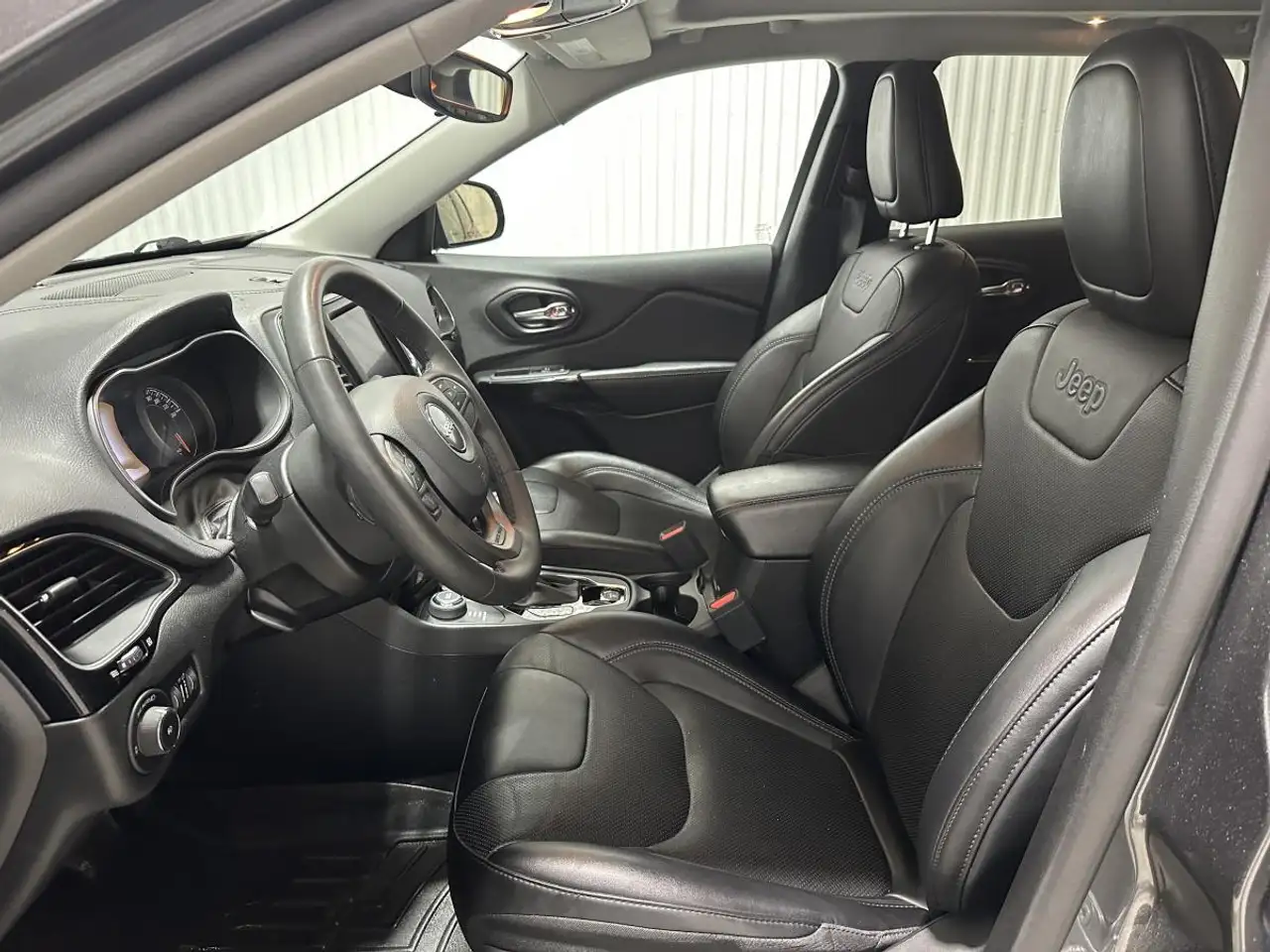 Jeep Cherokee снимка Jeep Cherokee