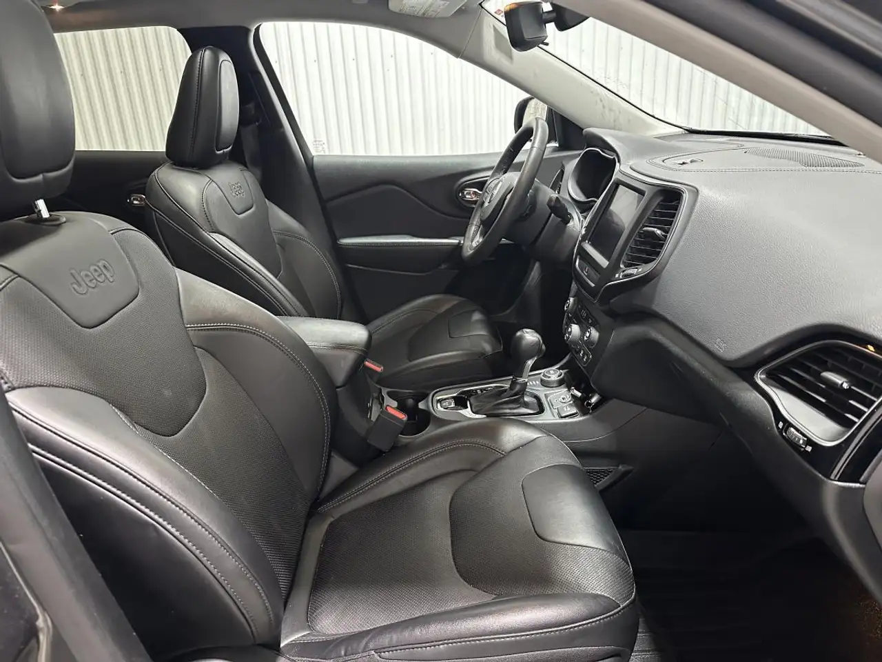 Jeep Cherokee снимка Jeep Cherokee