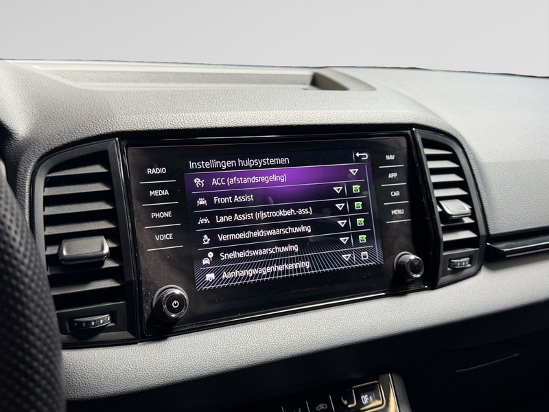 Skoda Karoq SPORTLINE 1.5 TSI DSG AUTOMAAT /// Wegklapbare trekhaak /// Achteruitrijcamera /// Zetelverwarming / — photo 5