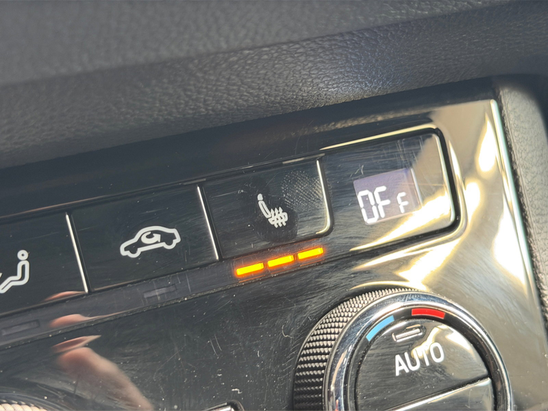 Skoda Karoq SPORTLINE 1.5 TSI DSG AUTOMAAT /// Wegklapbare trekhaak /// Achteruitrijcamera /// Zetelverwarming / — photo 4