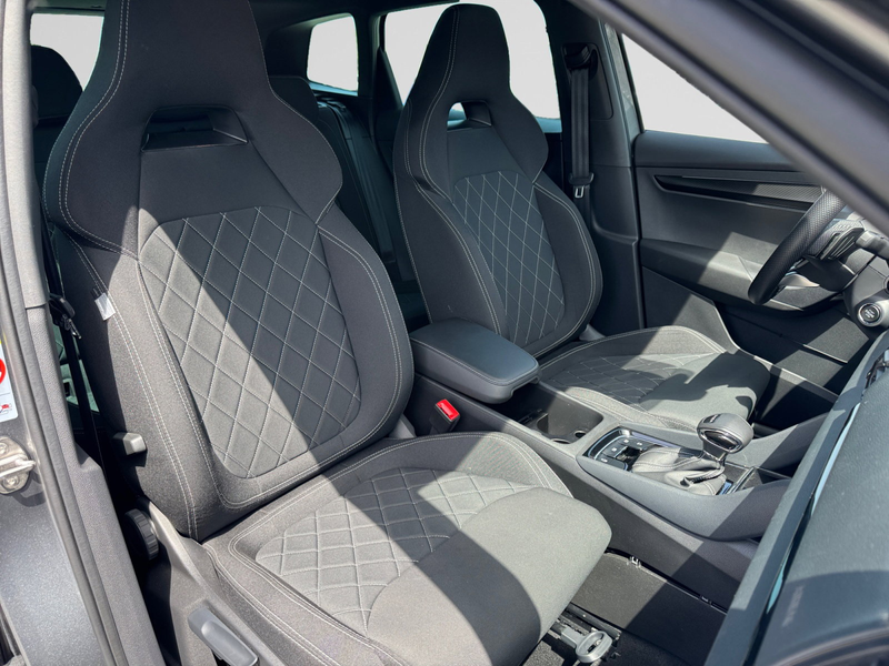 Skoda Karoq SPORTLINE 1.5 TSI DSG AUTOMAAT /// Wegklapbare trekhaak /// Achteruitrijcamera /// Zetelverwarming / — photo 12