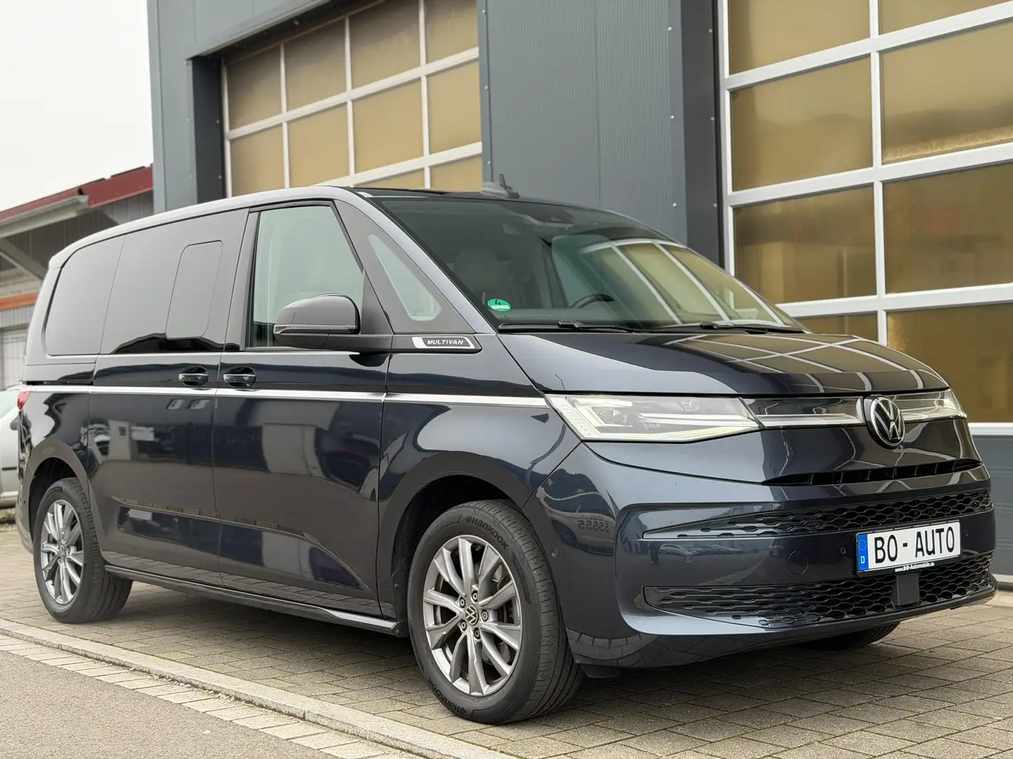 Volkswagen T7 Multivan Style PANO AHK Leder StdHzg. ACC Key 8-fach HeadUp Blau - 1