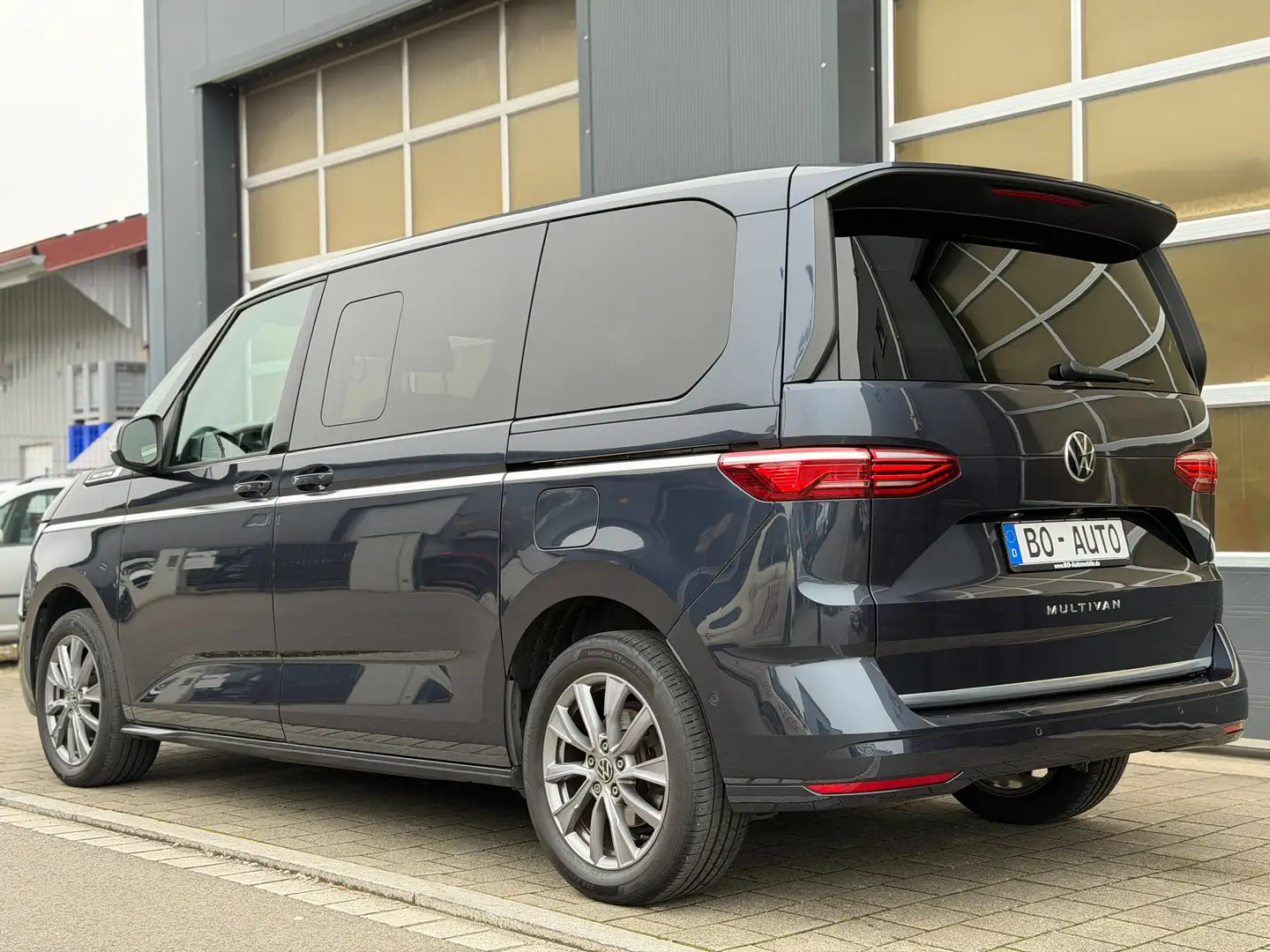 Volkswagen T7 Multivan Style PANO AHK Leder StdHzg. ACC Key 8-fach HeadUp Blau - 2