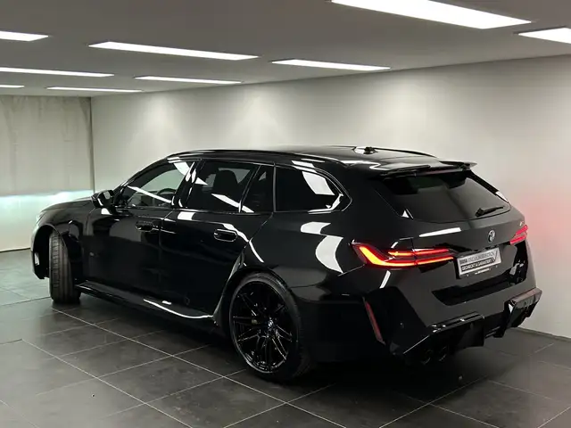 BMW M5 view 4