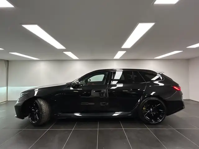 BMW M5 view 3